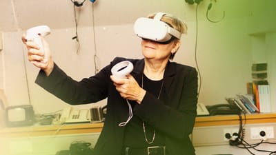 Lis Zacho med VR-briller