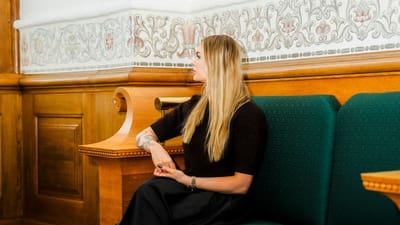Helena Artmann Andresen i sofa på Christiansborg