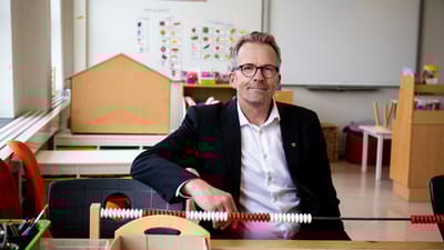 Geir Røsvoll i klasselokale uden elever