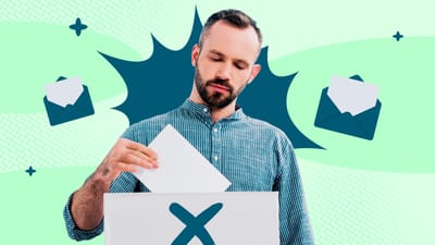 Mandlig lærer lægger stemmeseddel i stemmeboks.