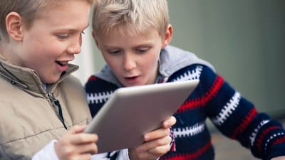 drenge med ipad