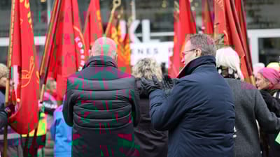 Gordon Ørskov Madsen (set bagfra) klapper af faneborg