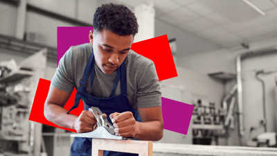 Elev høvler træ i håndværk og design