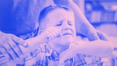 voksen holder lille vred drengs fast i armene