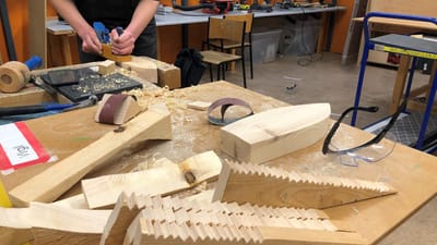 Elev høvler til prøven i håndværk og design