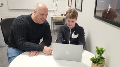 Claus Schwartz Hauerberg og Mathias Harald Andersen foran en computer