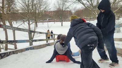 Sne børn leger i sneen 5. klasse Lergravsparkens Skole