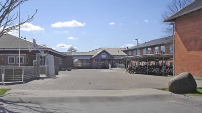 Gandrup Skole, skolegård med multibane, cykelskur og