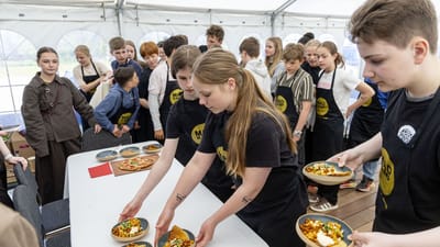 Elever til madkamp serverer ret med bælgfrugter