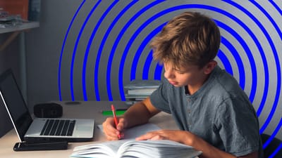 Opstillet billede, hvor teenage-dreng laver lektier ved sit bord. En computer står foran ham, og indsat i baggrunden et cirkel-symbol på AI og netadgang.
