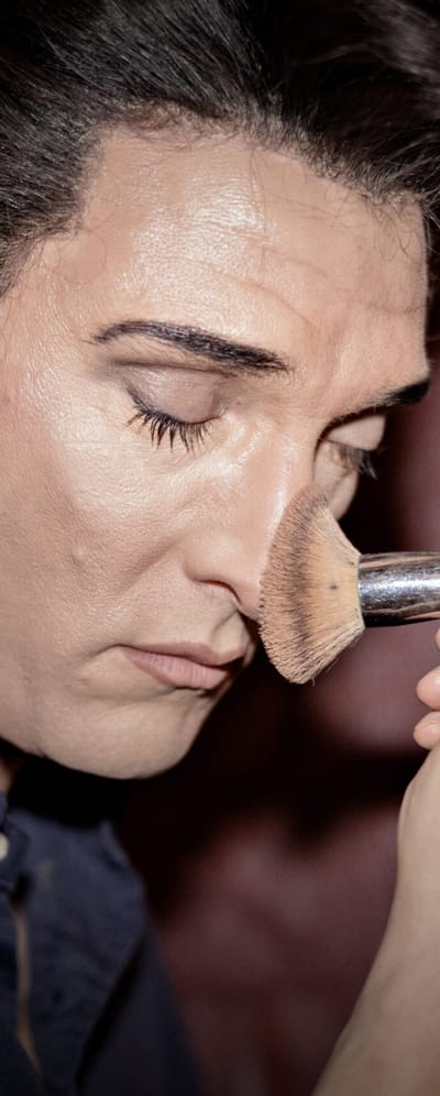 Brian Trøjborg forvandler sig til Elvis med makeup.