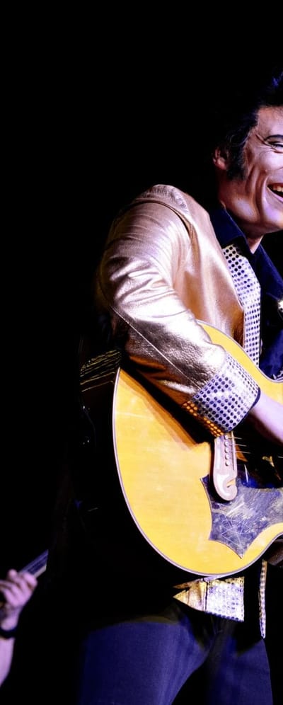 Lærer Brian Trøjborg giver den som Elvis på scenen.