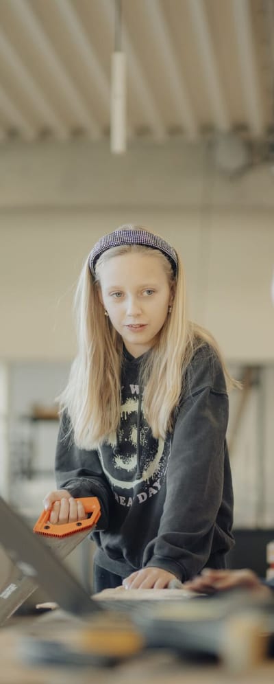 To piger arbejdere videre med deres fodgængerovergang.