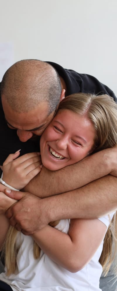 Mila får et kram af sin matematiklærer