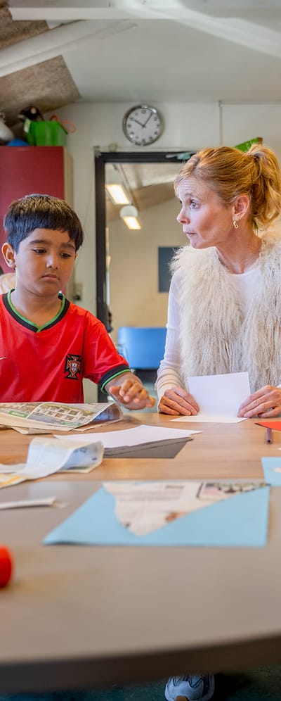 Billede af Bolette Boots og hendes elever der sidder rundt om et bord.