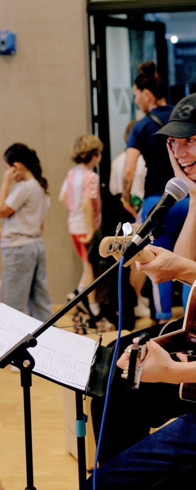 Billede af musiklærer der synger