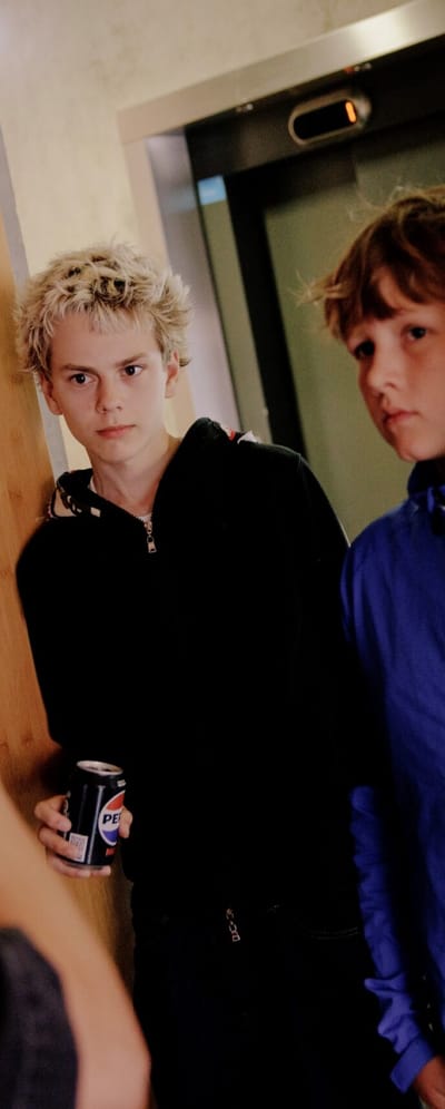 Billede af to drenge der lytter til læreren