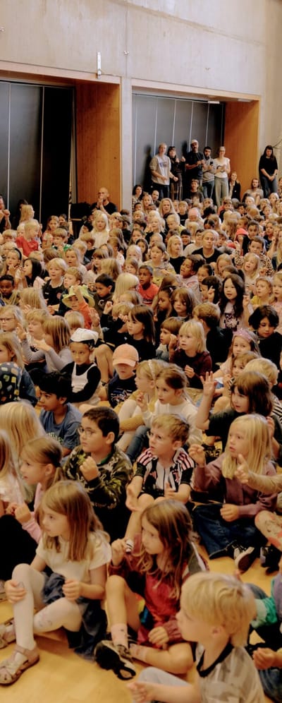 Billede af en hel skole til morgensang