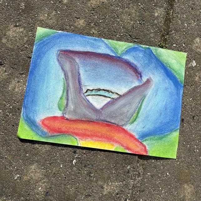 Blomst i r&oslash;d og m&oslash;rkegr&aring;.