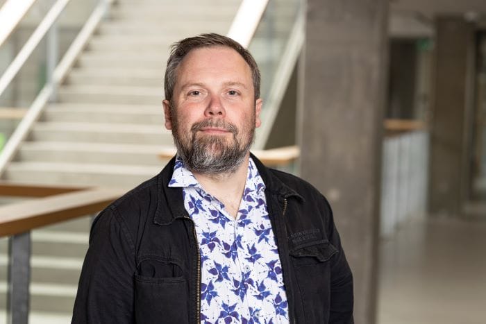 Billede af Bo Klindt Poulsen foran en trappe