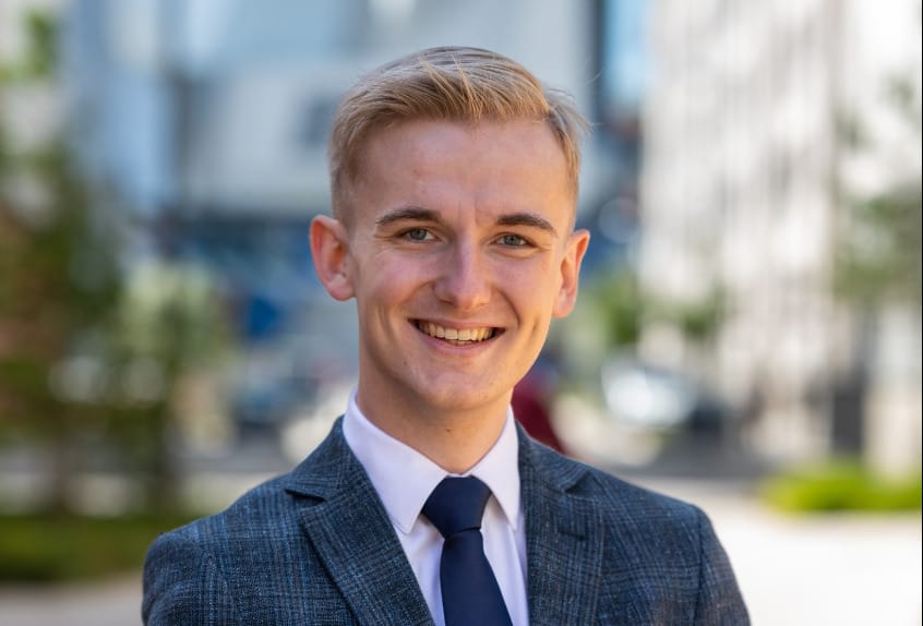 Featured image for "Jeg er kommet p&aring; rette hylde&rdquo;: Ung venstrel&oslash;ve skifter statskundskab ud med l&aelig;reruddannelsen