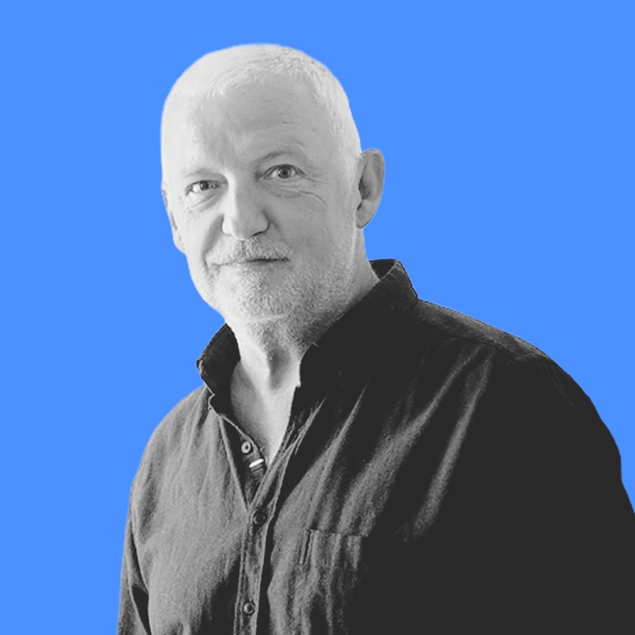 Billede af Thomas Thurah med bl&aring; baggrund.