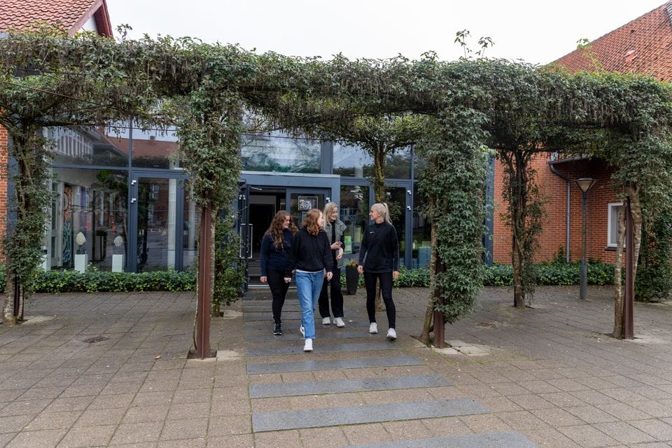 Featured image for L&aelig;reruddannelses&shy;&shy;&shy;&shy;lukninger: Vestjyske studerende skal fortsat rejse efter seks fag